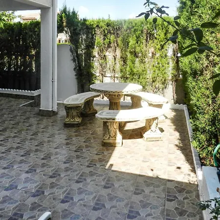 Bright And Modern House In Central With Large, Shared Pool, 5min F...
