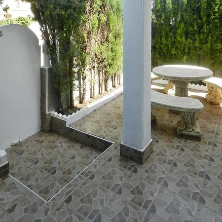 Bright And Modern House In Central With Large, Shared Pool, 5min F... *