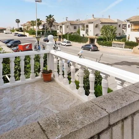 Bright And Modern House In Central With Large, Shared Pool, 5min F... *