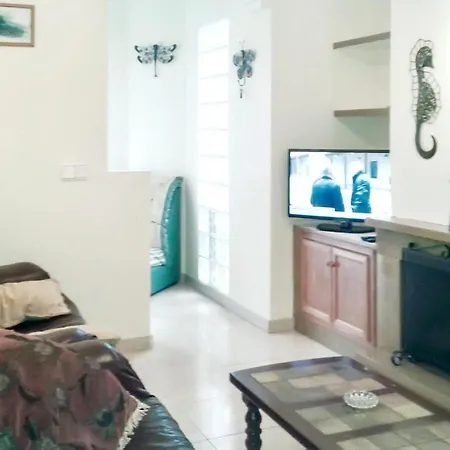 Bright And Modern House In Central With Large, Shared Pool, 5min F... *