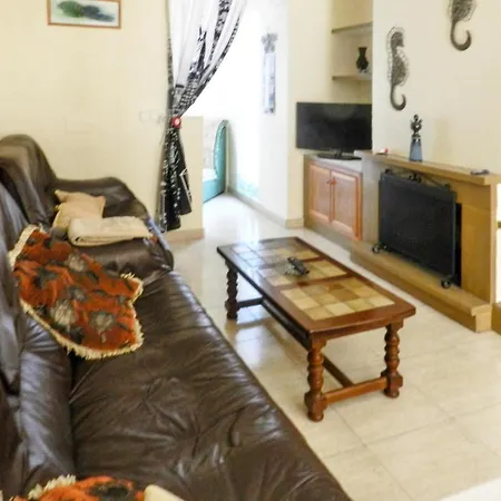Apartment Bright And Modern House In Central With Large, Shared Pool, 5min F... *