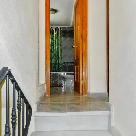 Apartment Bright And Modern House In Central With Large, Shared Pool, 5min F...