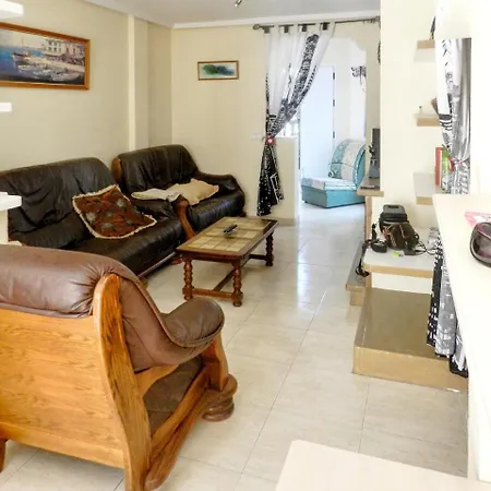 Apartment Bright And Modern House In Central With Large, Shared Pool, 5min F...