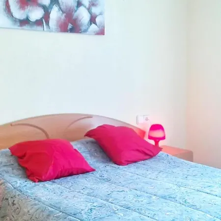 Apartment Bright And Modern House In Central With Large, Shared Pool, 5min F... *